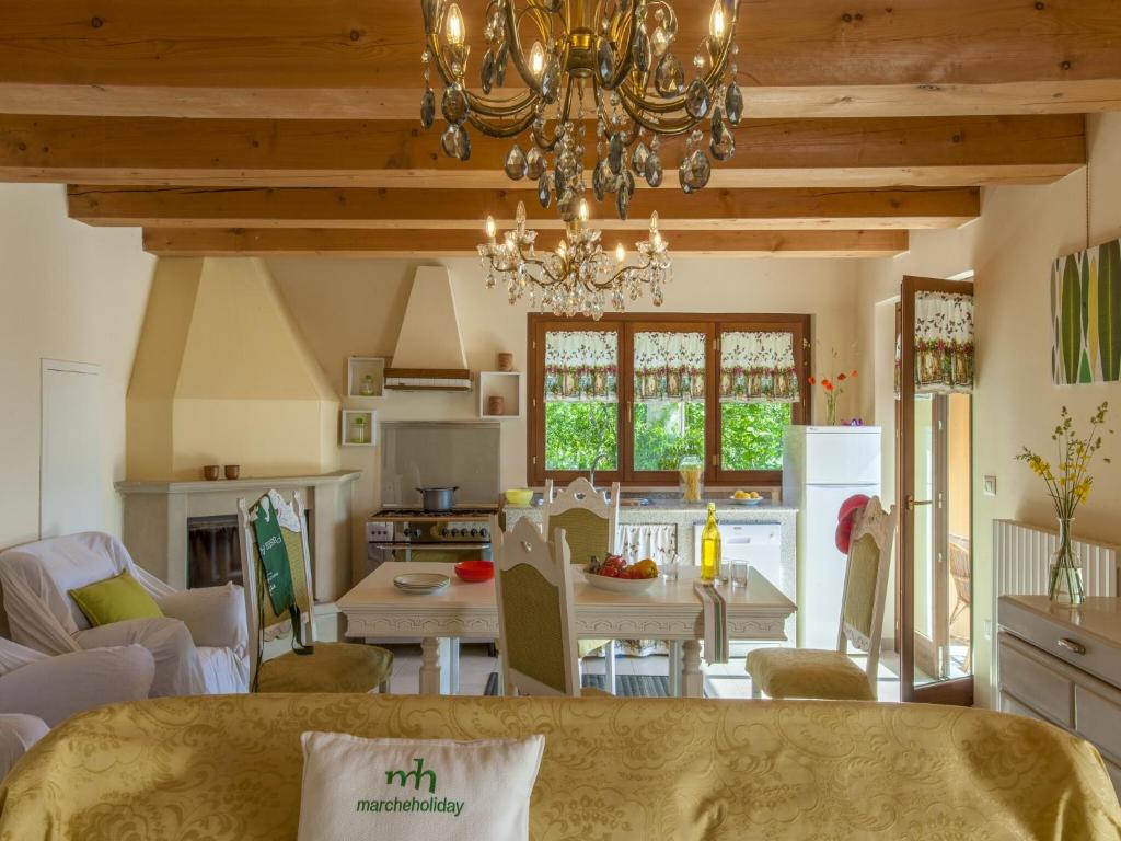 Il comprend une cuisine et un salon avec un lustre. dans l'établissement Serene Villa, Peaceful Pergola, à Pergola