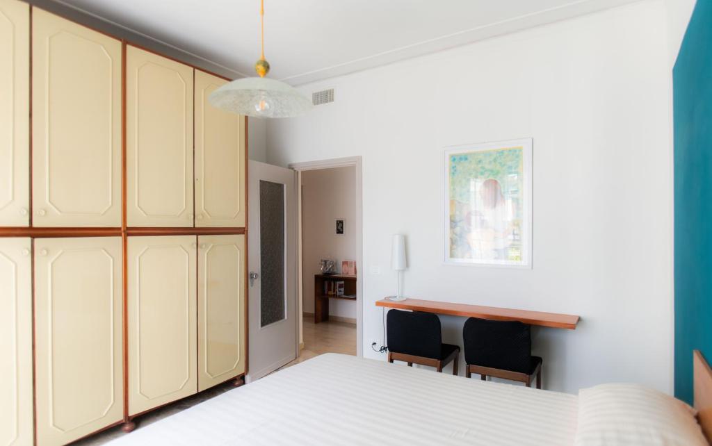 une chambre avec un lit et un bureau dans l'établissement Casa Piero, relax e piscina privata tra le colline delle Langhe, à Alba 54 autres photos