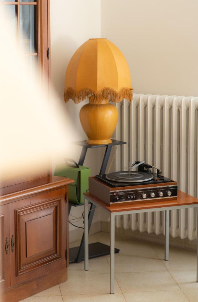 une lampe assise sur une table à côté d'une cuisinière dans l'établissement Casa Piero, relax e piscina privata tra le colline delle Langhe, à Alba