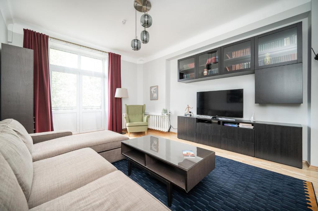 Vokieciu st Apt with Balcony I In the Center of it All I cohost 6