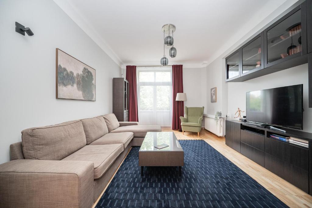 Vokieciu st Apt with Balcony I In the Center of it All I cohost 8