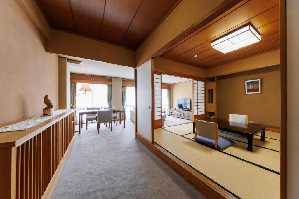 un salon avec une table et une salle à manger dans l'établissement Yorozuya, à Yamanouchi