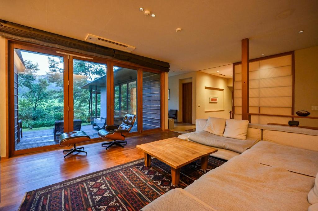 un salon avec un canapé et une table dans l'établissement Oita Kuoritei, à Kokonoe