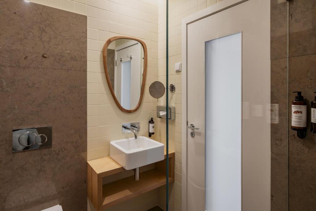 Vincci Baixa Suites Apartments 8