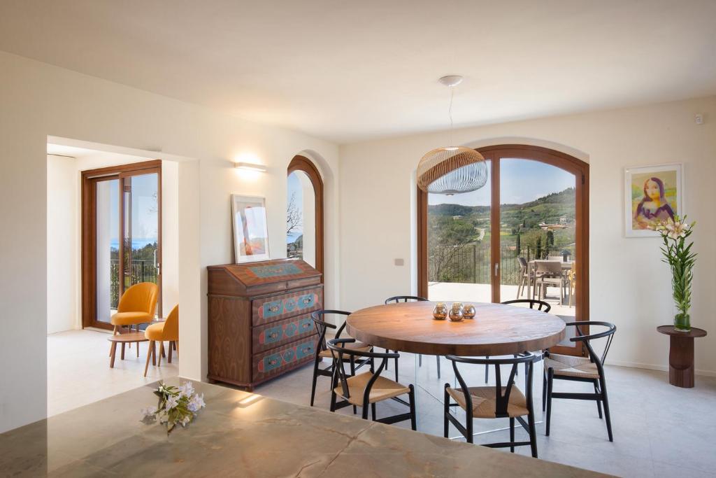 une salle à manger avec une table et des chaises dans l'établissement Luxury Villa Monte Orione Garda, à Costermano