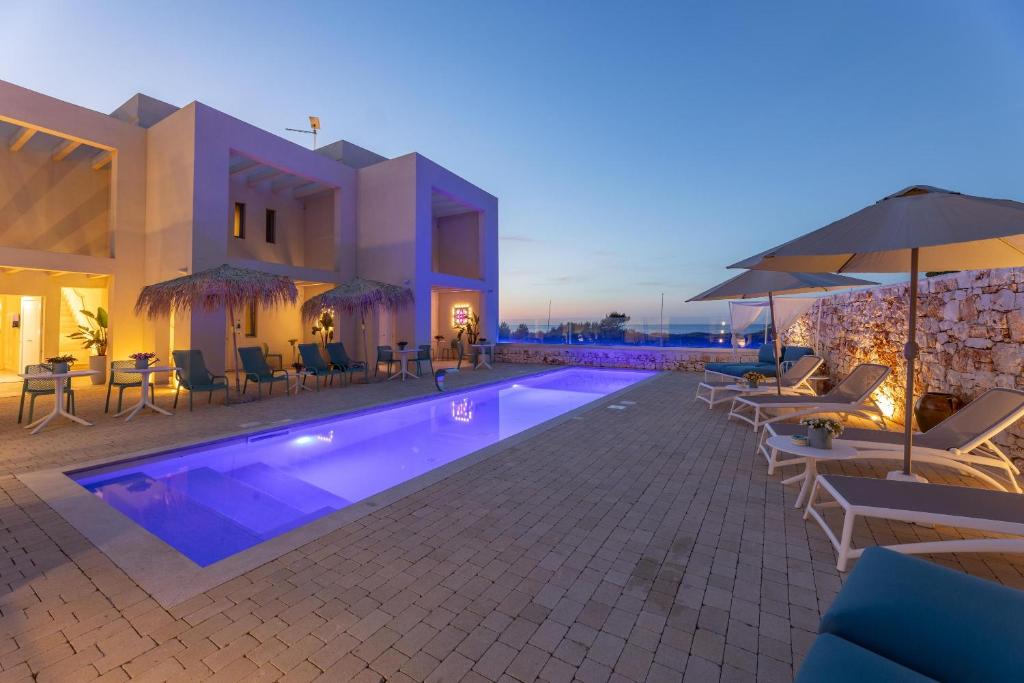 une villa avec une piscine la nuit dans l'établissement Villa Regina Sul Mare, à Torre Santa Sabina