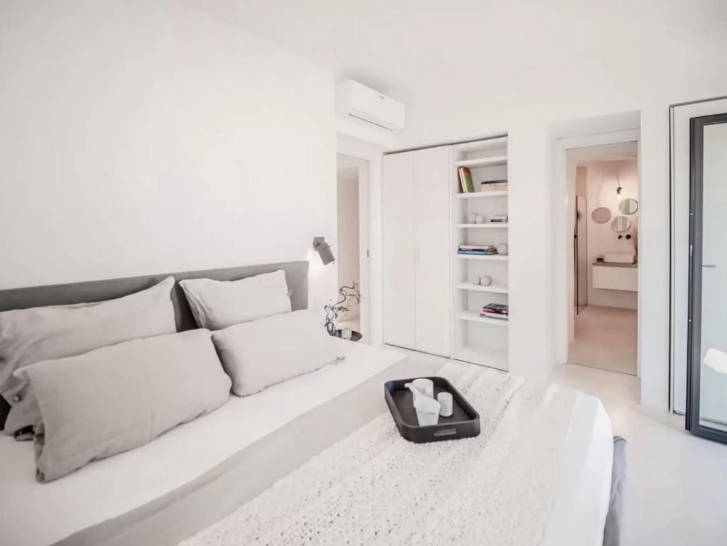 un salon blanc avec un canapé blanc dans l'établissement Villa Monika - Luxury Trulli Resort, à Locorotondo