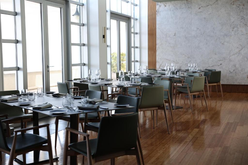 une salle à manger avec tables, chaises et fenêtres dans l'établissement Towers Hotel Stabiae Sorrento Coast, à Castellammare di Stabia