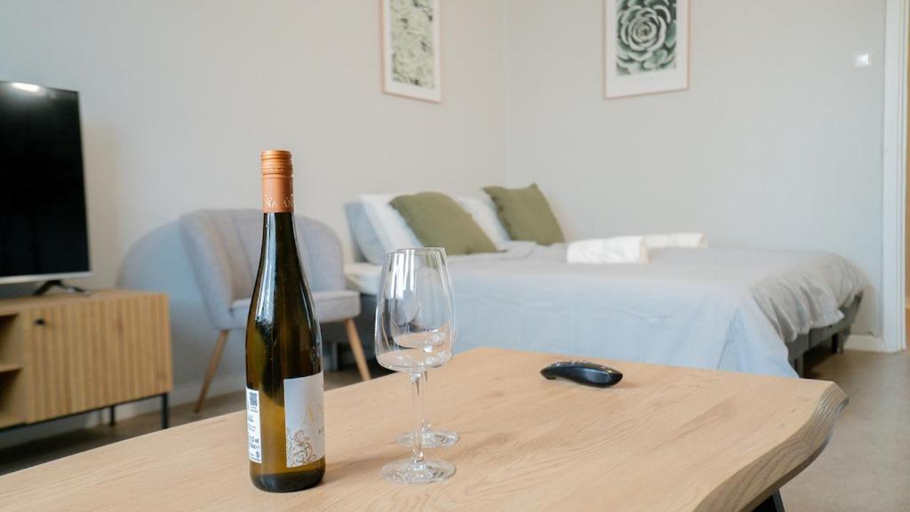 Stylish, Central Studio Close to Tram & Shops 1