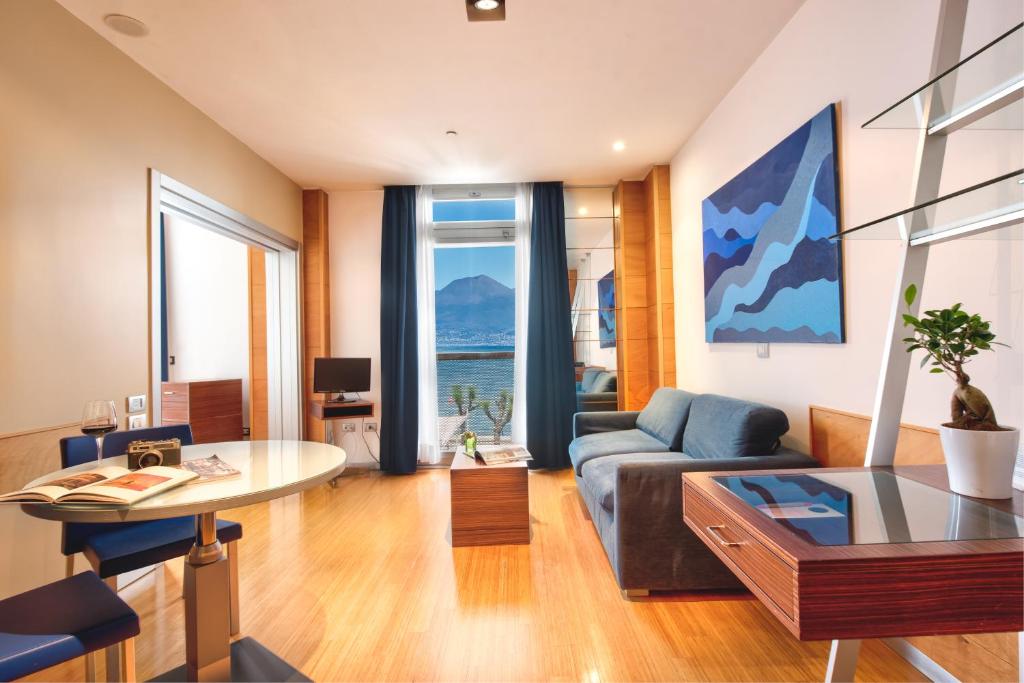 un salon avec un canapé et une table dans l'établissement Towers Hotel Stabiae Sorrento Coast, à Castellammare di Stabia