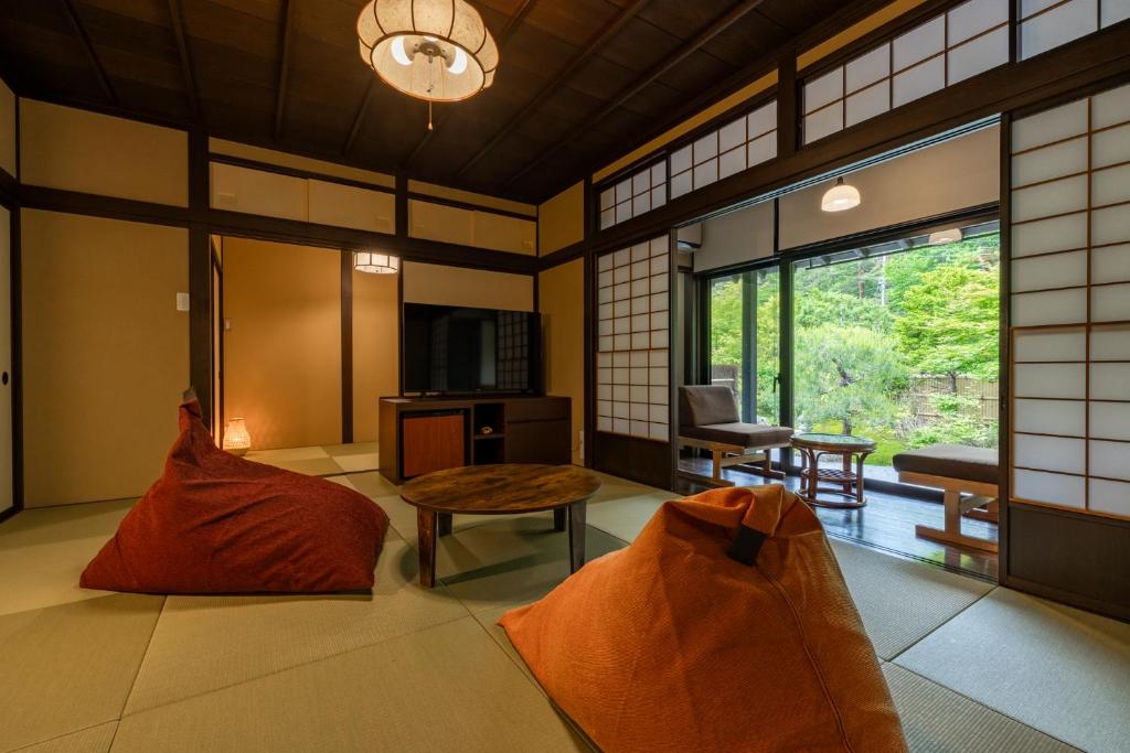 un salon avec un canapé et une table dans l'établissement 旅庵 川喜, à Omachi