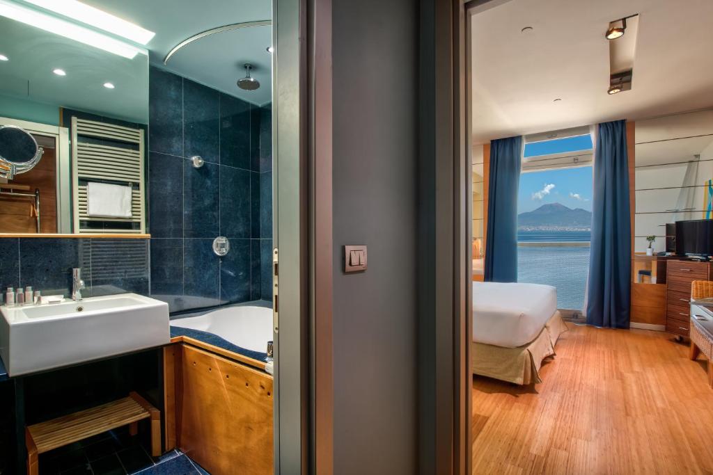 une salle de bain avec une baignoire et un lavabo et une baignoire dans l'établissement Towers Hotel Stabiae Sorrento Coast, à Castellammare di Stabia