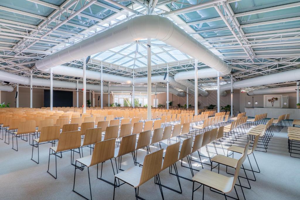 une grande pièce avec des chaises et un grand plafond dans l'établissement Mangia's Brucoli, Sicily, Autograph Collection, à Brucoli 291 autres photos