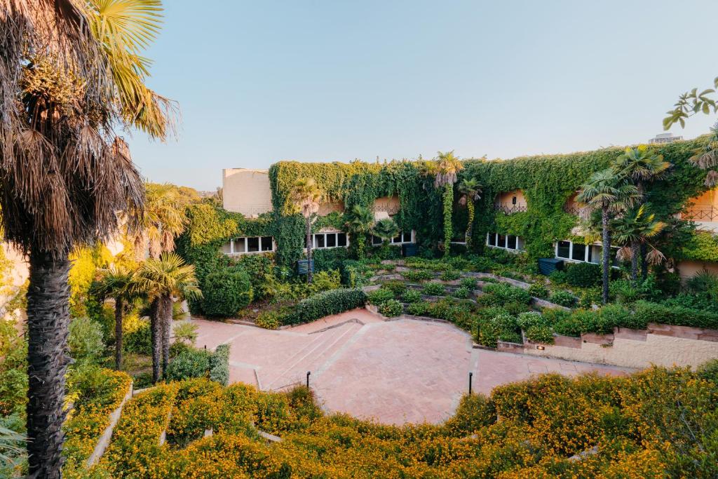 une vue aérienne d'une maison avec un jardin dans l'établissement Mangia's Brucoli, Sicily, Autograph Collection, à Brucoli