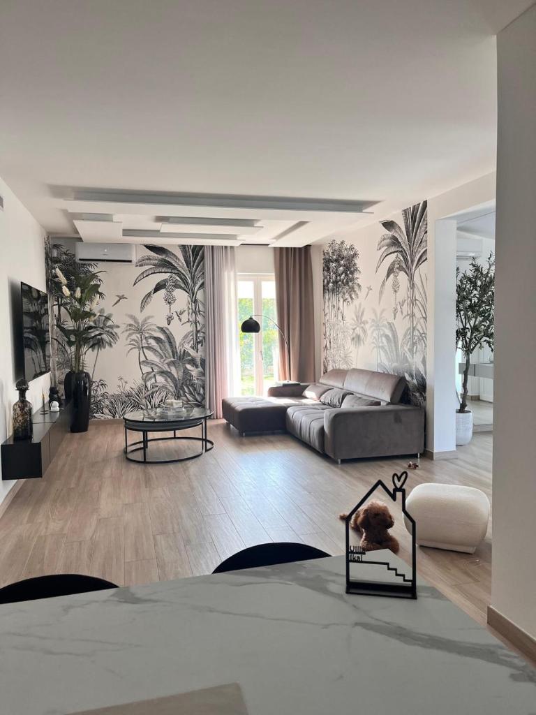 un grand salon avec un canapé et une table dans l'établissement Villa Ikal, à Modugno