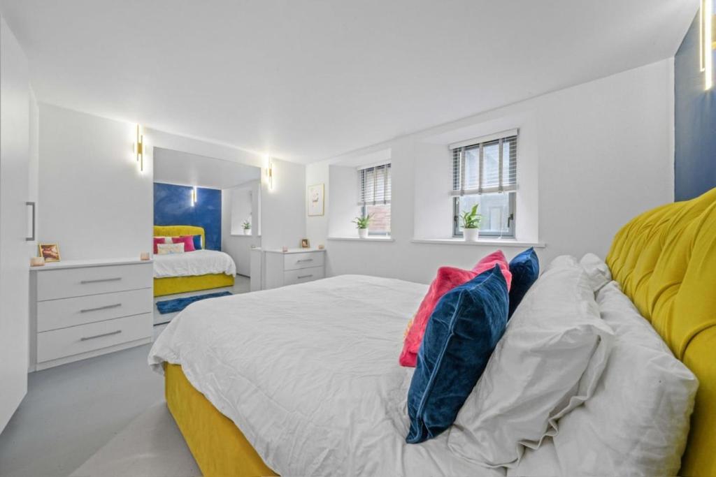 Unique 1 Bedroom Near West End 2