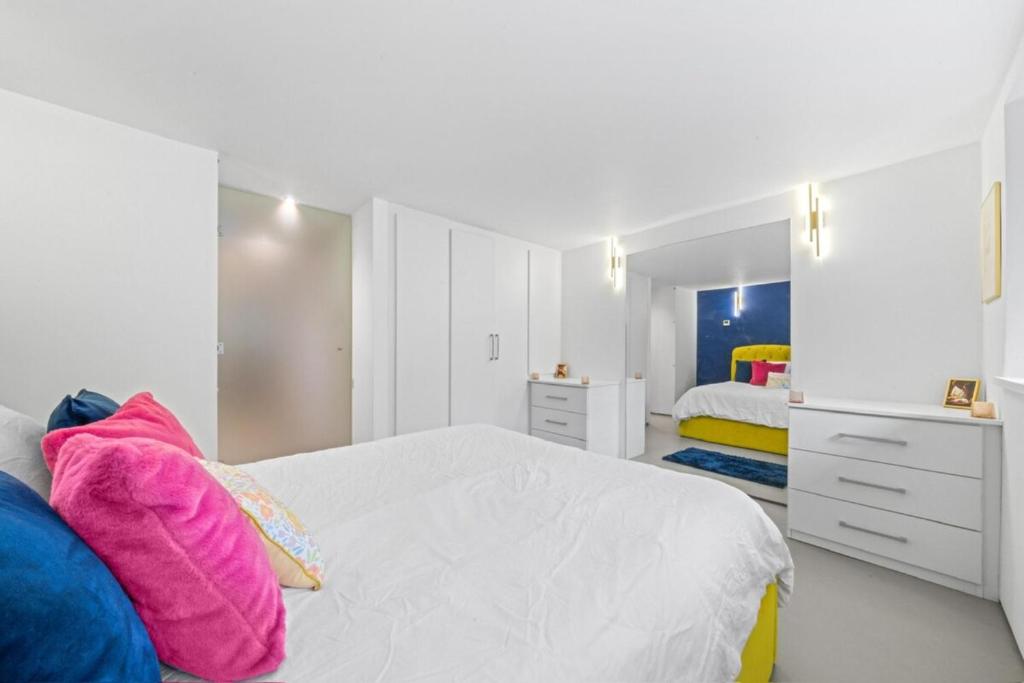 Unique 1 Bedroom Near West End 7