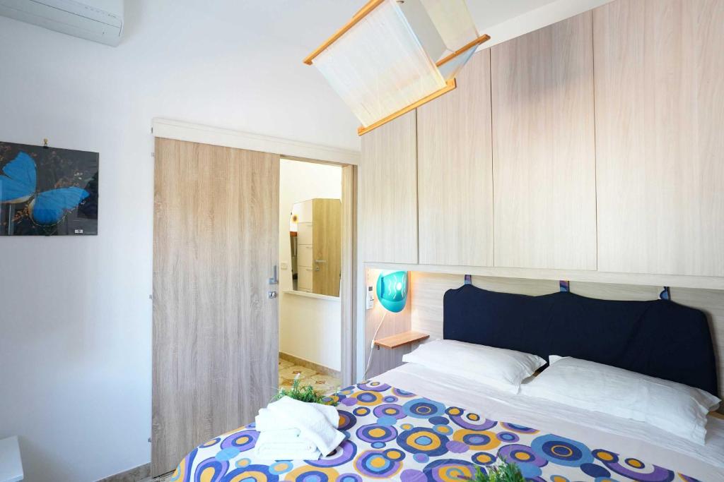 - une chambre avec un lit à tête bleue dans l'établissement All'ombra degli Ulivi by BarbarHouse, à Latiano 30 autres photos