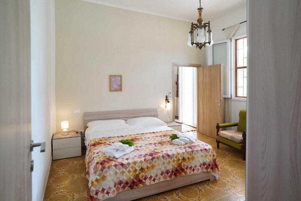 une chambre avec un lit avec des serviettes dessus dans l'établissement All'ombra degli Ulivi by BarbarHouse, à Latiano