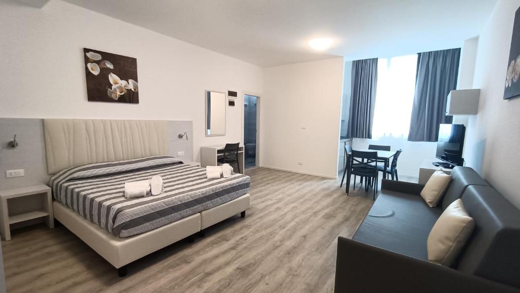 une chambre d'hôtel avec un lit et un canapé dans l'établissement Residence Hotel Angeli, à Rimini 35 autres photos