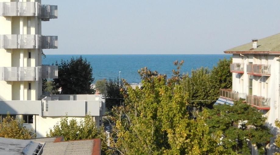 une vue sur l'océan depuis un immeuble dans l'établissement Hotel Wilma, à Rimini