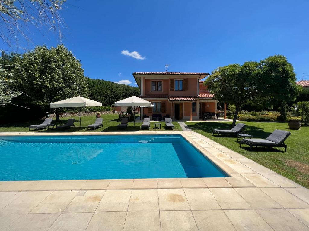 une piscine devant une maison dans l'établissement Villa in Tuscany with Private Pool & Views, à Loro Ciuffenna