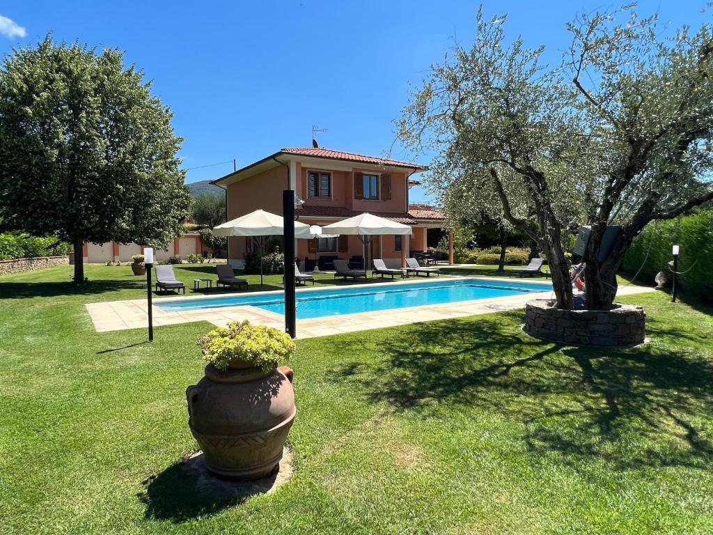 une villa avec une cour et une piscine dans l'établissement Villa in Tuscany with Private Pool & Views, à Loro Ciuffenna