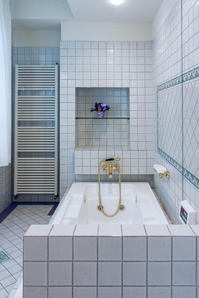 La salle de bains est pourvue d'une baignoire et d'une douche. dans l'établissement Villa Colombai, à Orentano