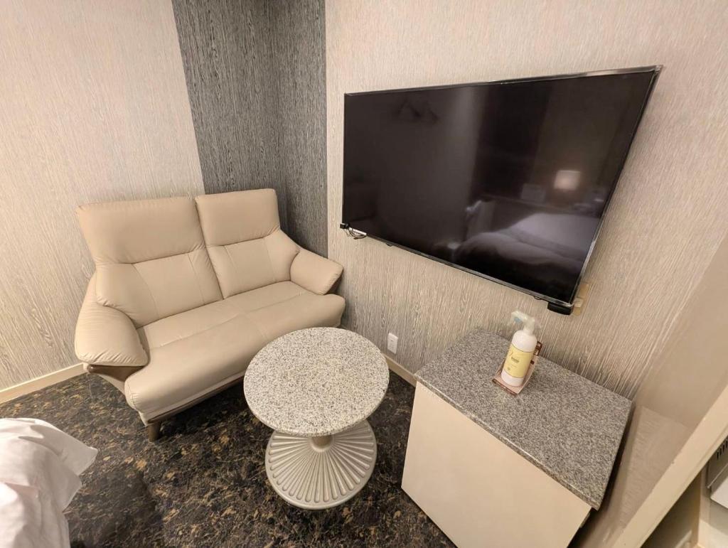 une pièce avec un canapé, une table et une télévision dans l'établissement ホテル カサブランカ 尼崎, à Amagasaki 19 autres photos