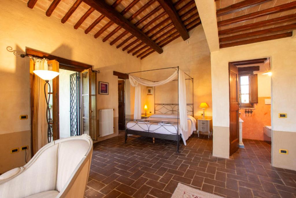 une chambre avec un lit à baldaquin dans une pièce dans l'établissement Casale Farnia, à Montecastrilli