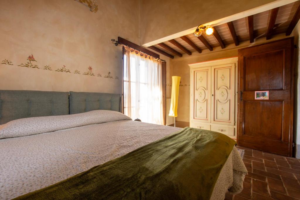 une chambre avec un lit et une fenêtre dans l'établissement Casale Farnia, à Montecastrilli