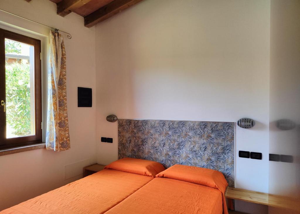 une chambre avec deux lits et une fenêtre dans l'établissement Campeggio Villaggio San Giorgio Vacanze, à Manerba del Garda 88 autres photos