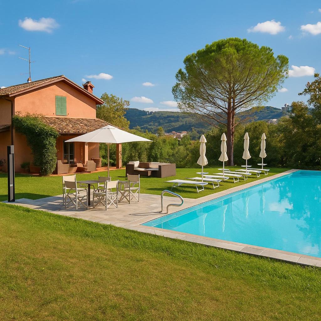 - une piscine avec des chaises et des parasols à côté d'une maison dans l'établissement Villa delle rose Brisighella, à Brisighella