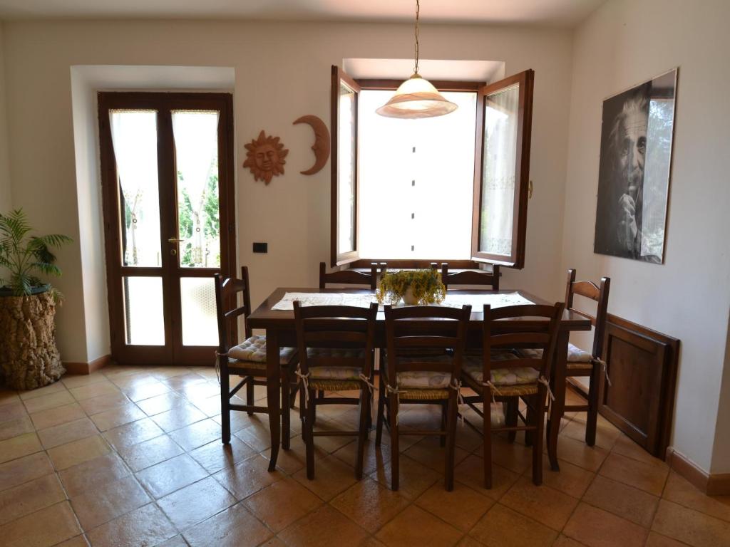 une salle à manger avec une table et des chaises dans l'établissement Villa in Suvereto with Pool and Scenic Views, à Suvereto