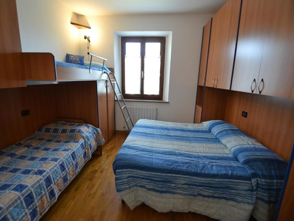 - une chambre avec 2 lits et une échelle dans l'établissement Villa in Suvereto with Pool and Scenic Views, à Suvereto