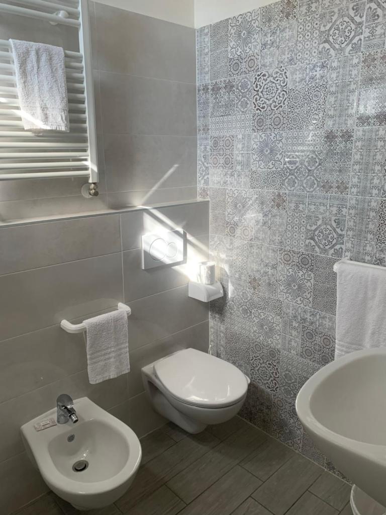 une salle de bain avec des toilettes blanches et un lavabo dans l'établissement Hotel Migani, à Rimini 148 autres photos