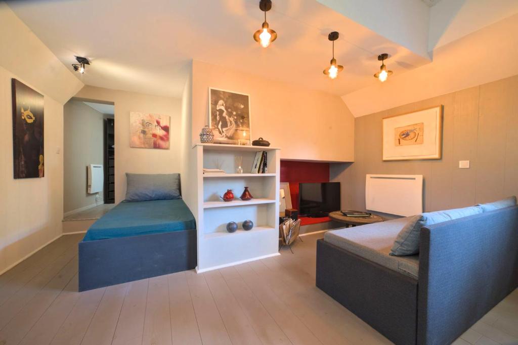 un salon avec un lit et un canapé dans l'établissement Péniche MaPensée, à Metz