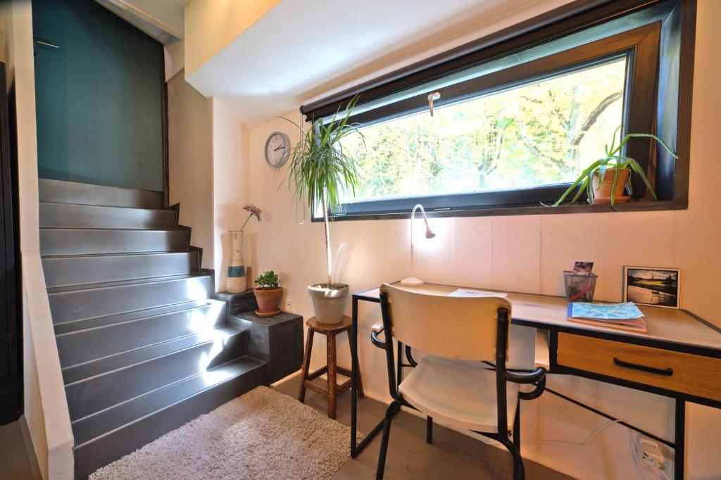 Cette petite maison dispose d'un bureau et d'une fenêtre. dans l'établissement Péniche MaPensée, à Metz