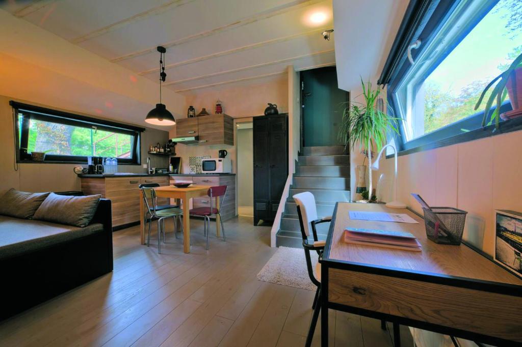 un salon et une cuisine avec un canapé et une table dans l'établissement Péniche MaPensée, à Metz