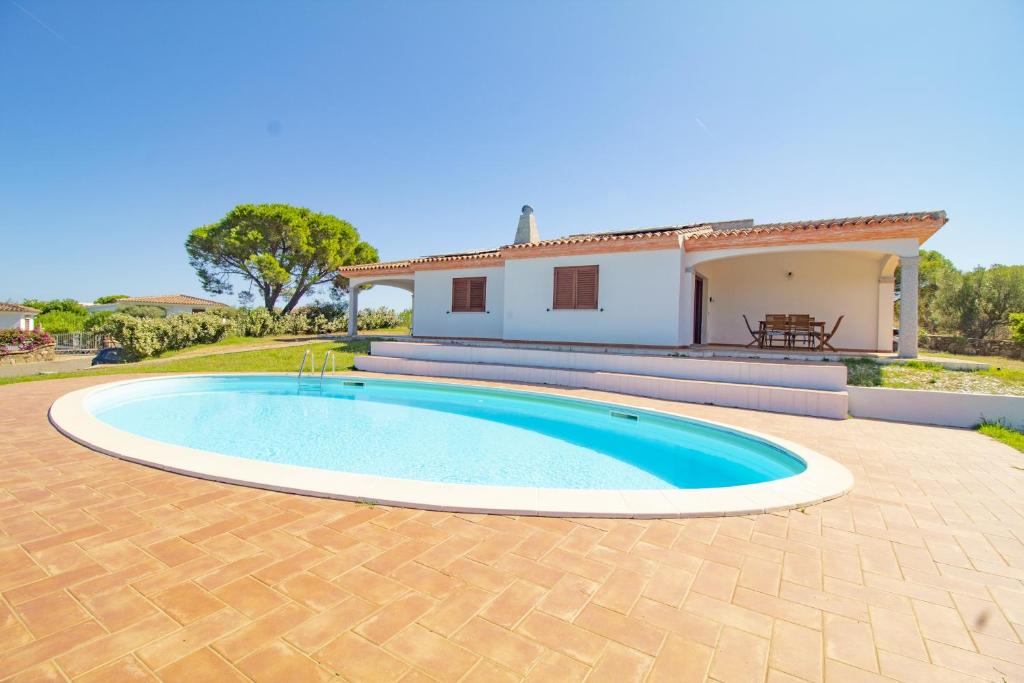 une villa avec piscine devant une maison dans l'établissement Villa Gallura Dream, à Budoni