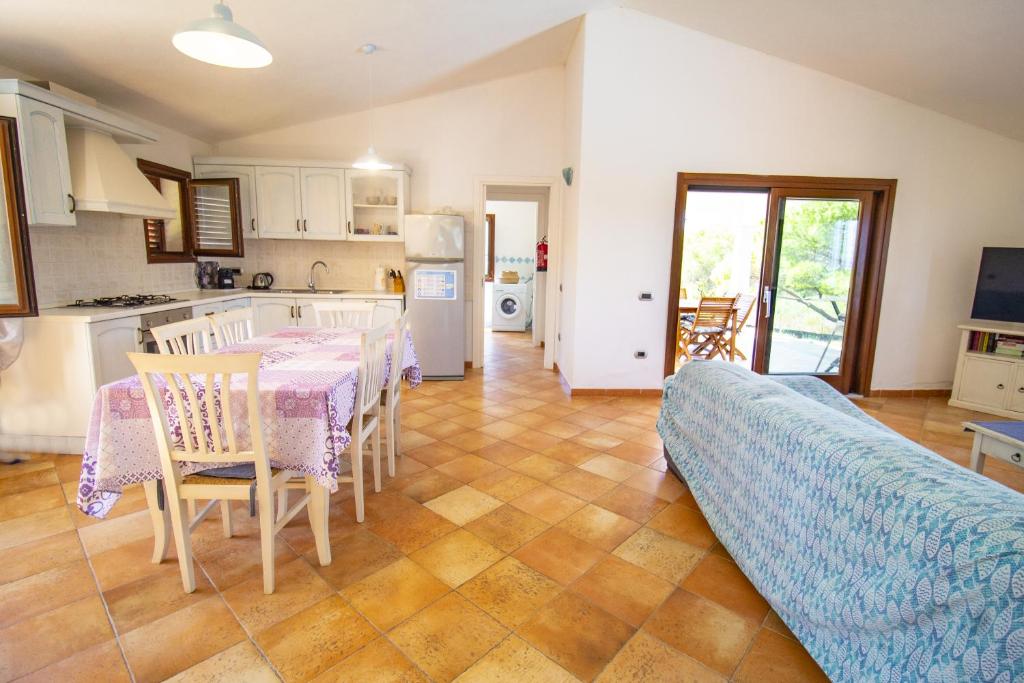 une cuisine et une salle à manger avec une table et des chaises dans l'établissement Villa Gallura Dream, à Budoni