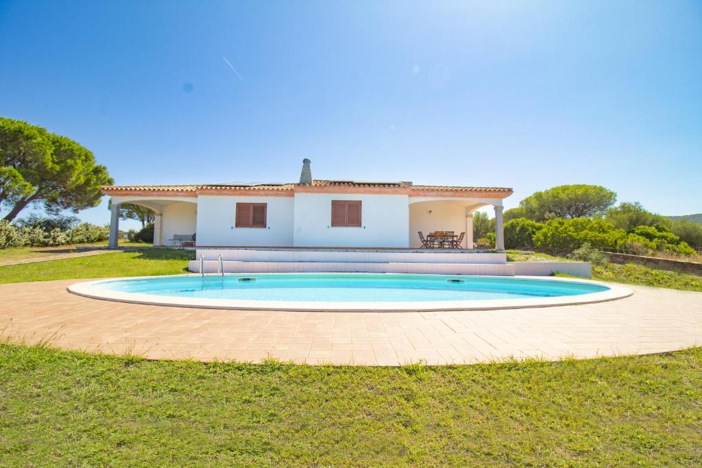 une grande piscine en face d'une maison dans l'établissement Villa Gallura Dream, à Budoni