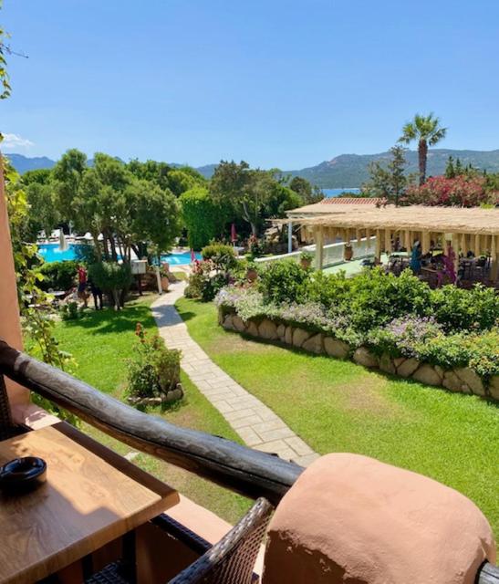 Elle comprend un balcon offrant une vue sur le jardin et la piscine. dans l'établissement Hotel Capriccioli, à Porto Cervo