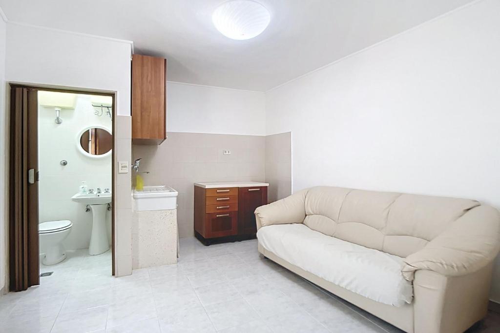 un salon avec un canapé et une salle de bains. dans l'établissement Villa La Tesa, à Monte SantʼAngelo 30 autres photos