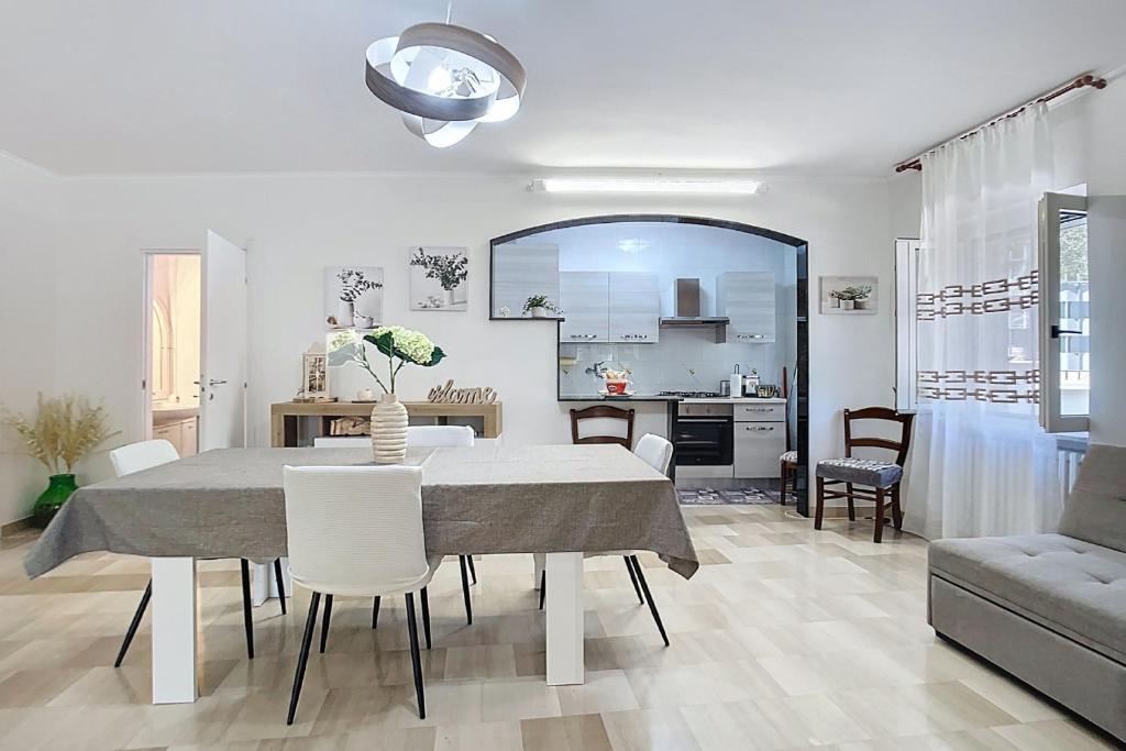 une cuisine et une salle à manger avec une table et des chaises dans l'établissement Villa La Tesa, à Monte SantʼAngelo
