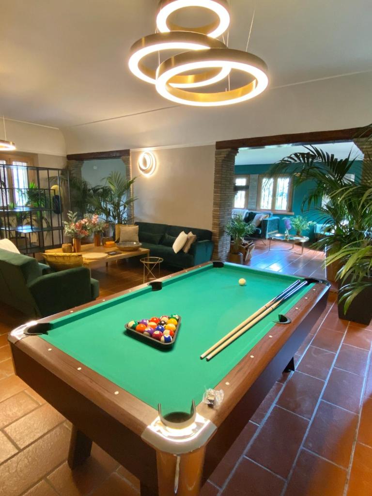 une salle de billard avec une table de billard dans l'établissement La Dolce Villa, à Rimini