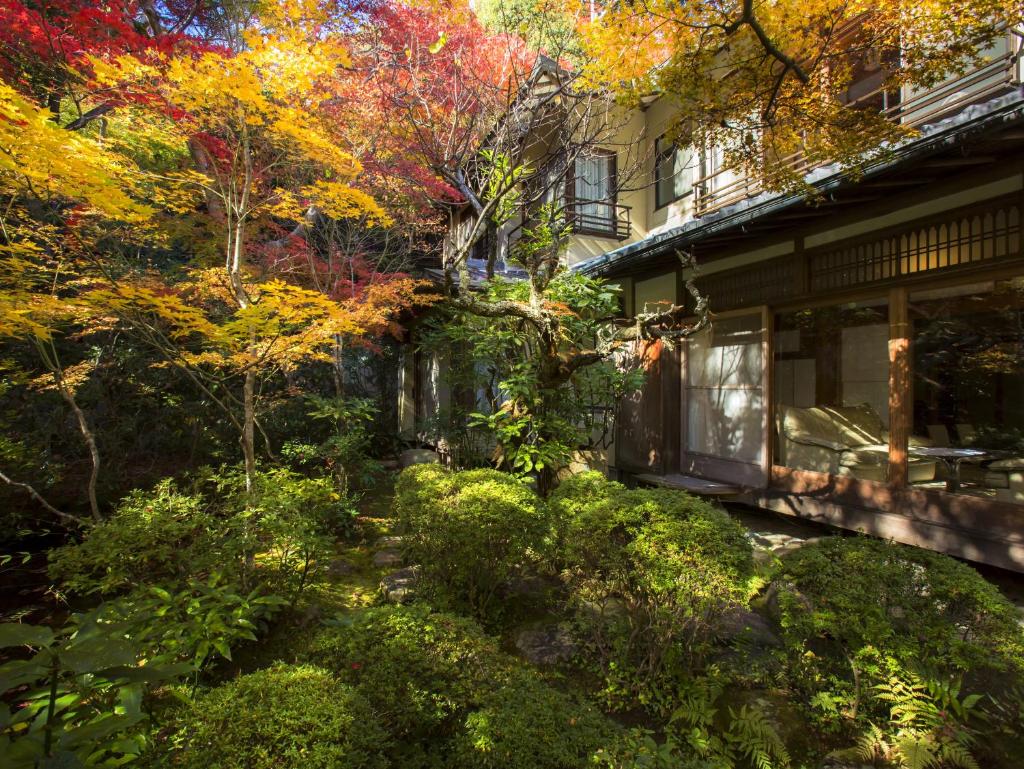 un jardin devant un bâtiment avec des feuilles d'automne dans l'établissement Hashinoya Bekkan Ransui, à Kobe