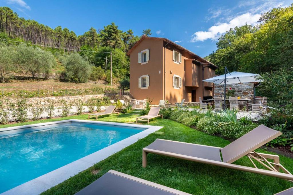 une cour arrière avec une piscine et une maison dans l'établissement Molino Giusti Farmhouse, à Santa Maria del Giudice