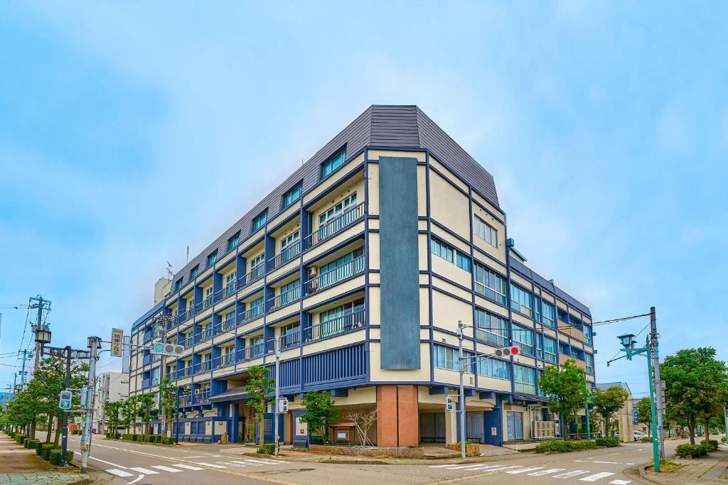 un grand bâtiment au coin d'une rue dans l'établissement Ooedo Onsen Monogatari Yamashiro Saichoraku, à Kaga