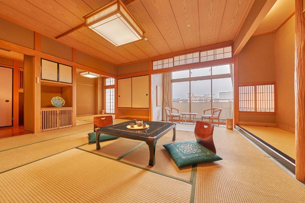 un grand salon avec une table et des chaises dans l'établissement Ooedo Onsen Monogatari Awazu Grand Hotel, à Komatsu